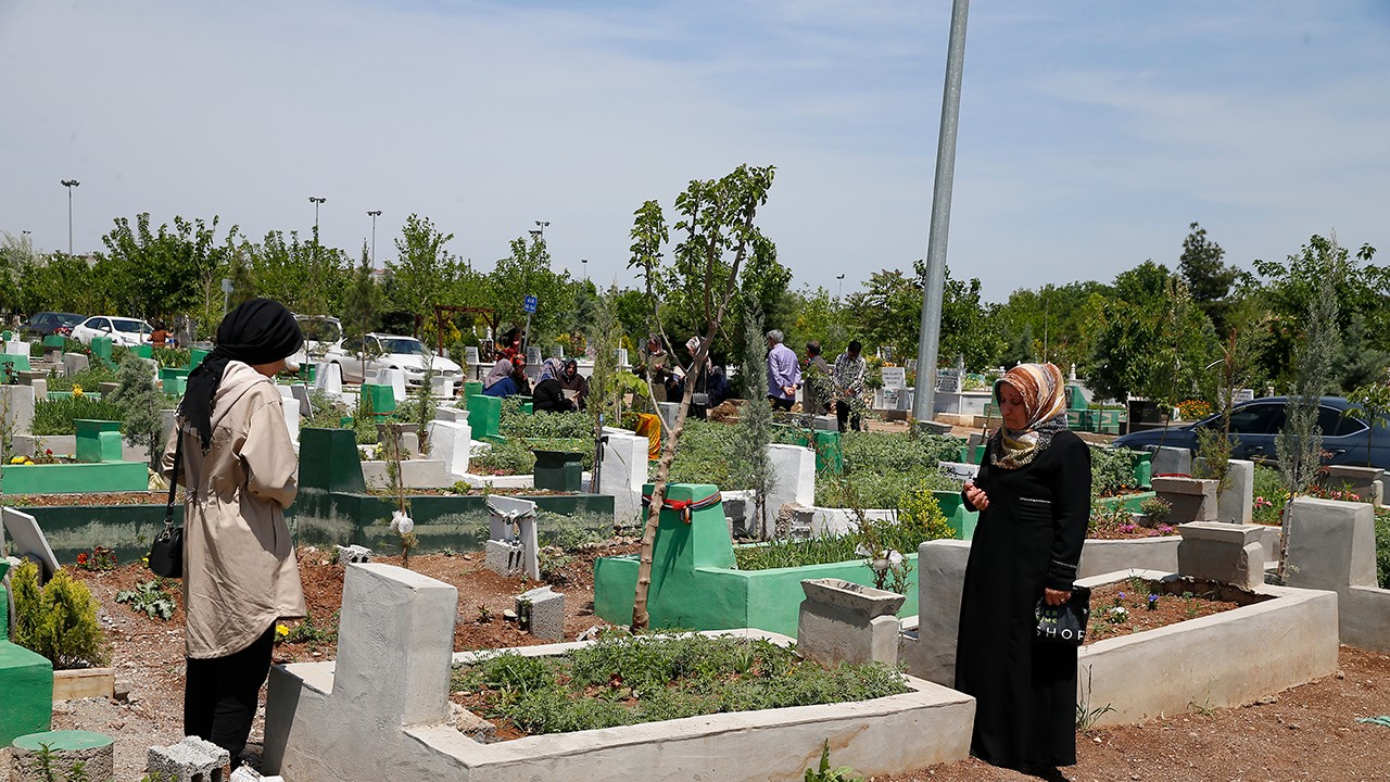 Buruk anneler günü...Kaybettiği evlatlarının hediye ettiği yüzükle teselli buluyor