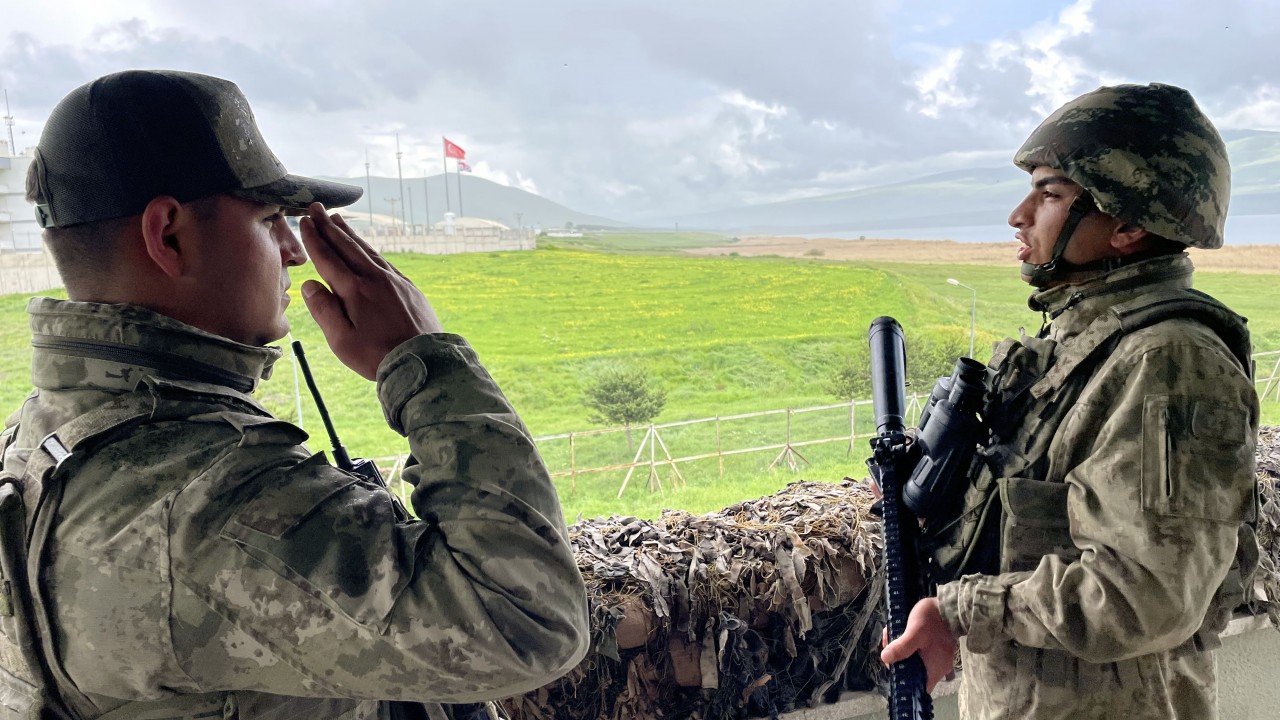 Gürcistan sınırının sıfır noktasındaki karakolda Mehmetçik, bayramı komutanlarıyla karşıladı